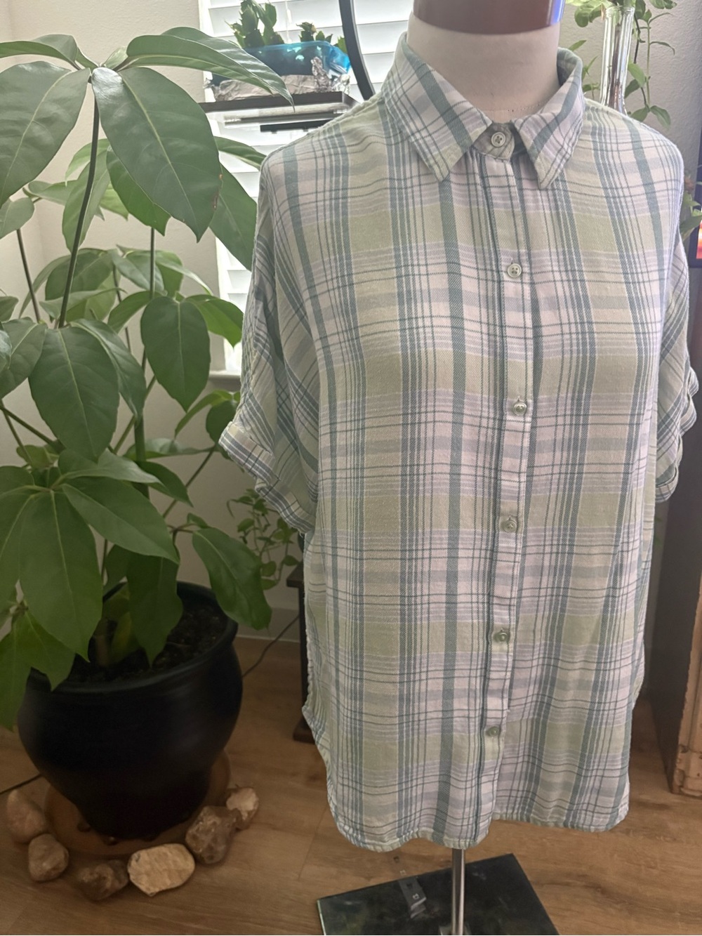 Gloria Vanderbilt Light Green Plaid Short-Sleeve Button-Down Relaxed Fit Shirt